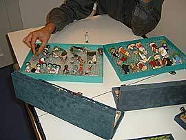 Der Coachee beim Aussuchen geeigneter Figuren zum vorgebrachten Thema